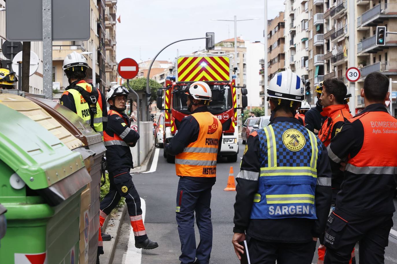 Los Bomberos de Salamanca realizan un simulacro de rescate en altura en la Avenida de Portugal