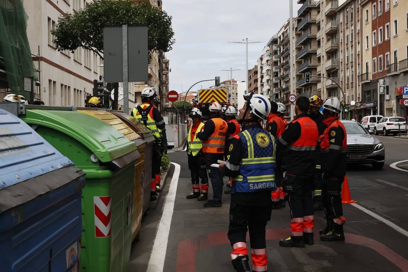 Los Bomberos de Salamanca realizan un simulacro de rescate en altura en la Avenida de Portugal