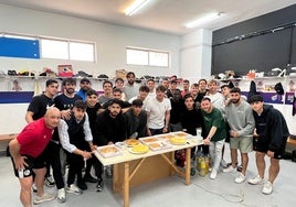 Los jugadores del Salamanca viendo el sorteo en el interior del vestuario este lunes.