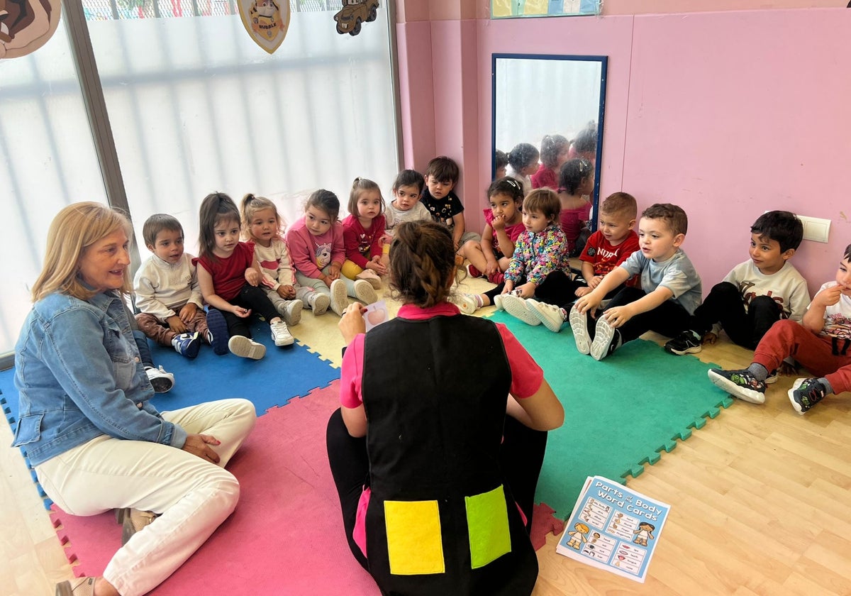 La edil Juani Rubio con los niños de la Escuela Infantil municipal de Santa Marta de Tormes.