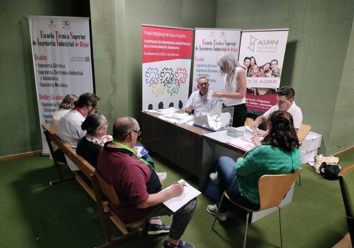 Un momento del recuento del domingo en una de las mesas electorales de Béjar.