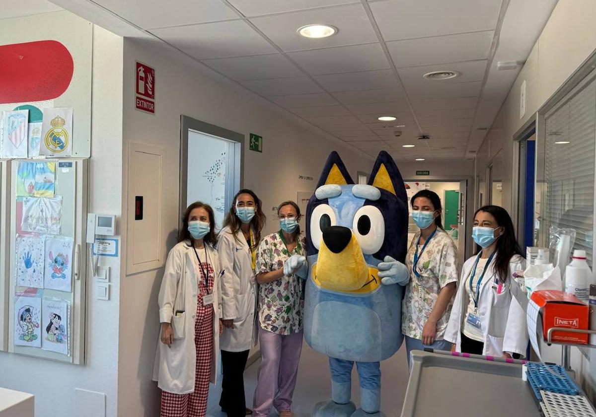 Visita de Bluey en la planta de Pediatría.