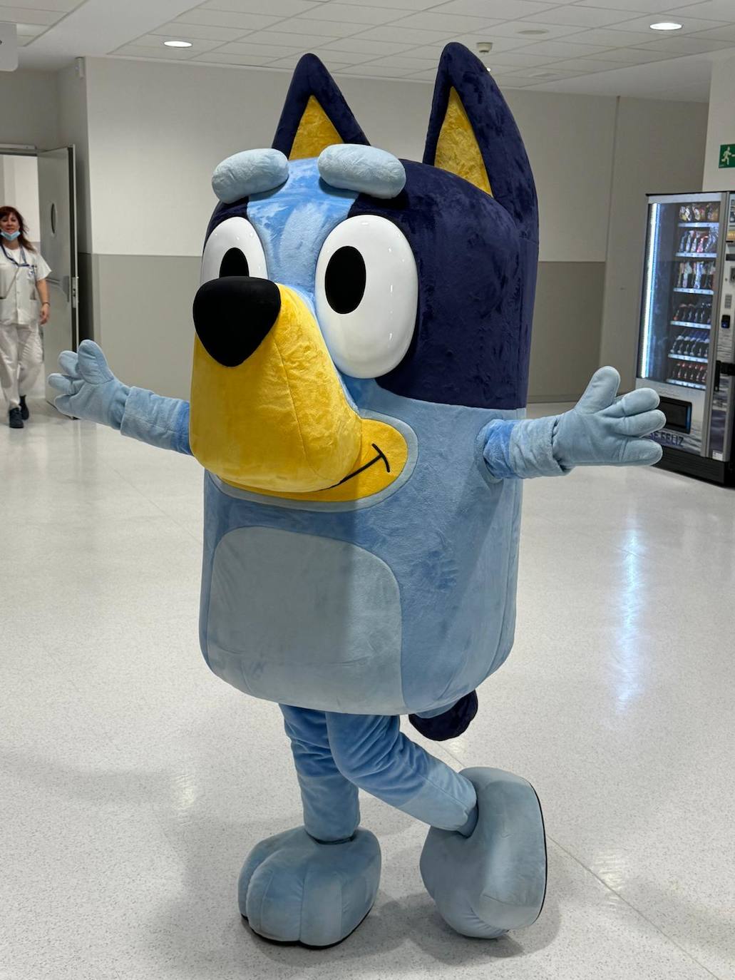 Imagen secundaria 2 - La visita inesperada de la perrita más famosa de Disney sorprende en el Hospital de Salamanca