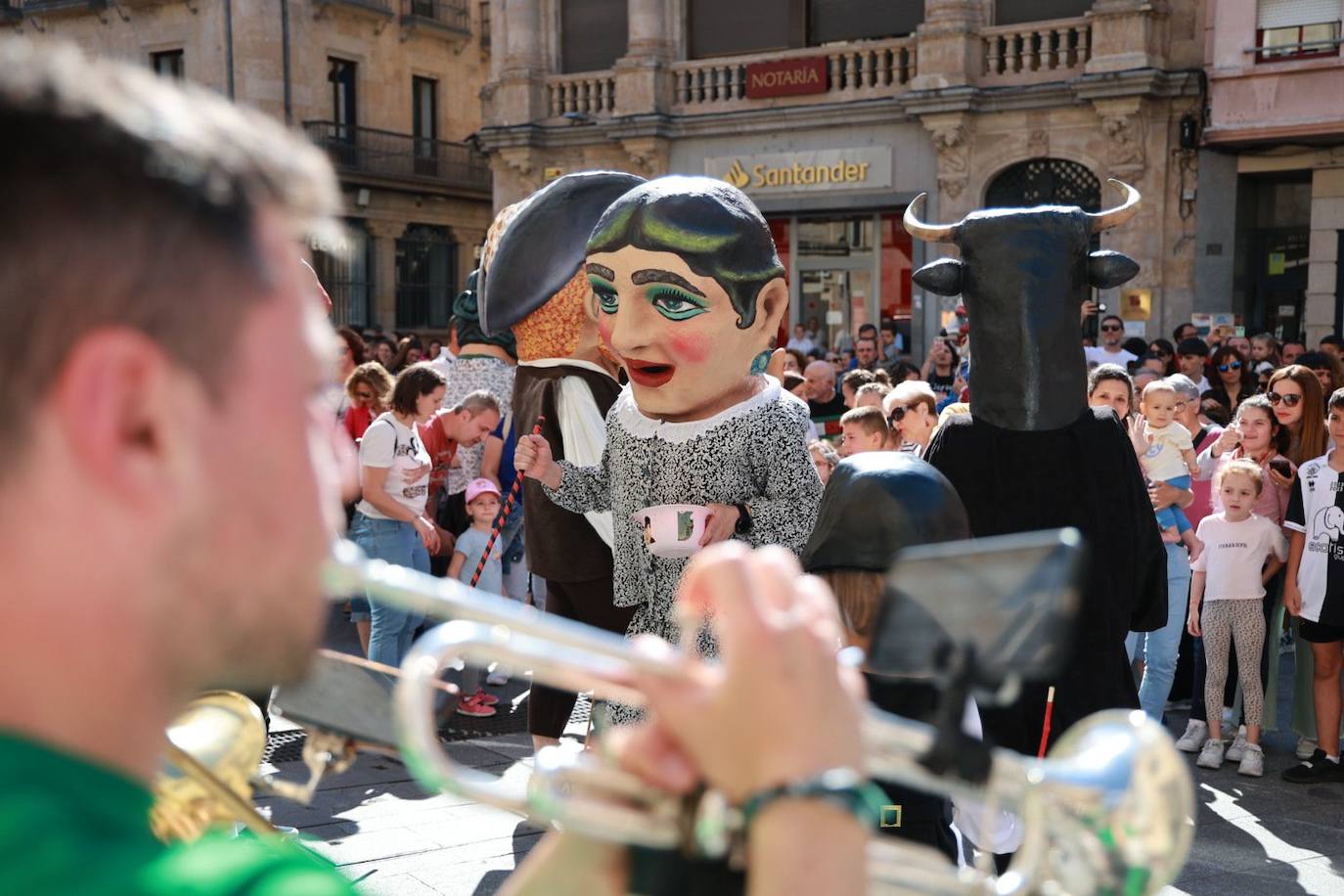 Los cabezudos toman las calles para celebrar San Juan de Sahagún