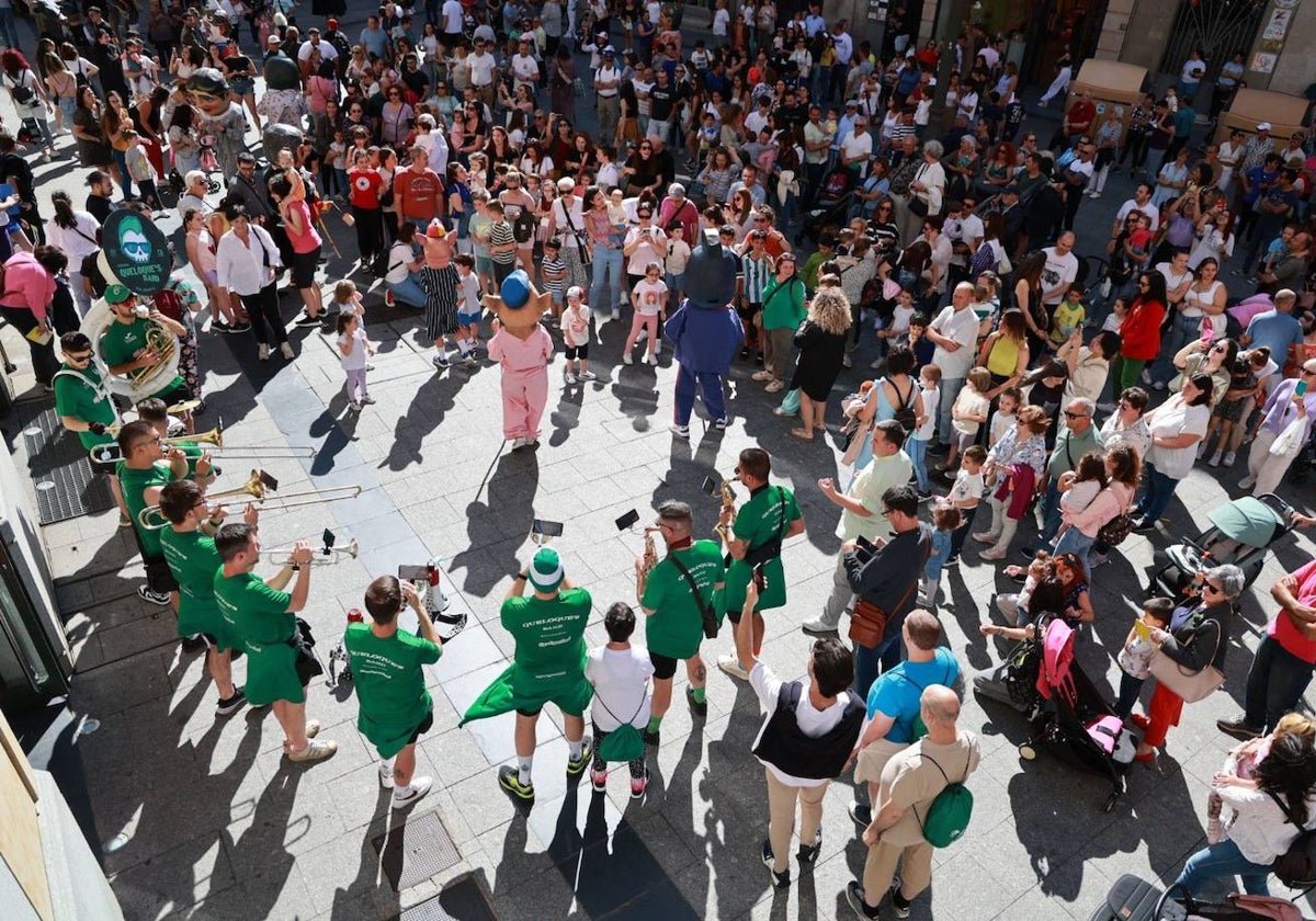 Los cabezudos toman las calles para celebrar San Juan de Sahagún