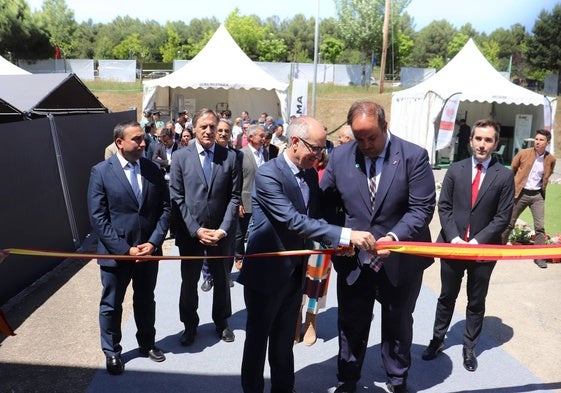 Javier Iglesias y Roberto Martín cortan la cinta inaugural de la feria