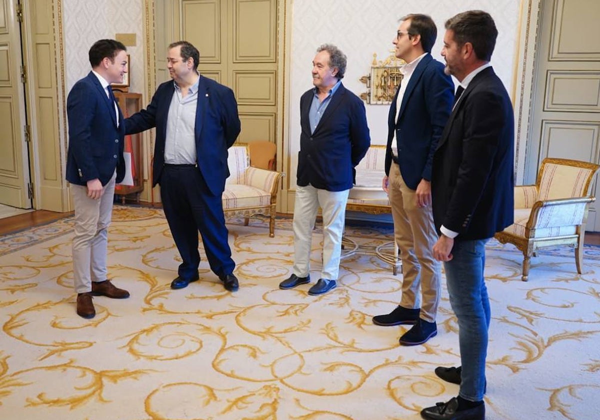 Pedro Martínez, Benjamín Crespo, Javier Sanz, Alberto Díaz y Antonio Flórez este martes en el Ayuntamiento.