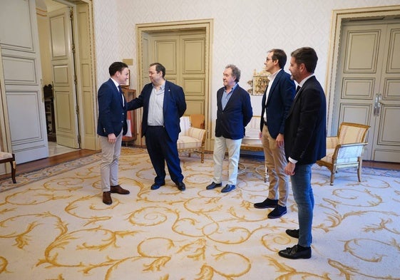 Pedro Martínez, Benjamín Crespo, Javier Sanz, Alberto Díaz y Antonio Flórez este martes en el Ayuntamiento.