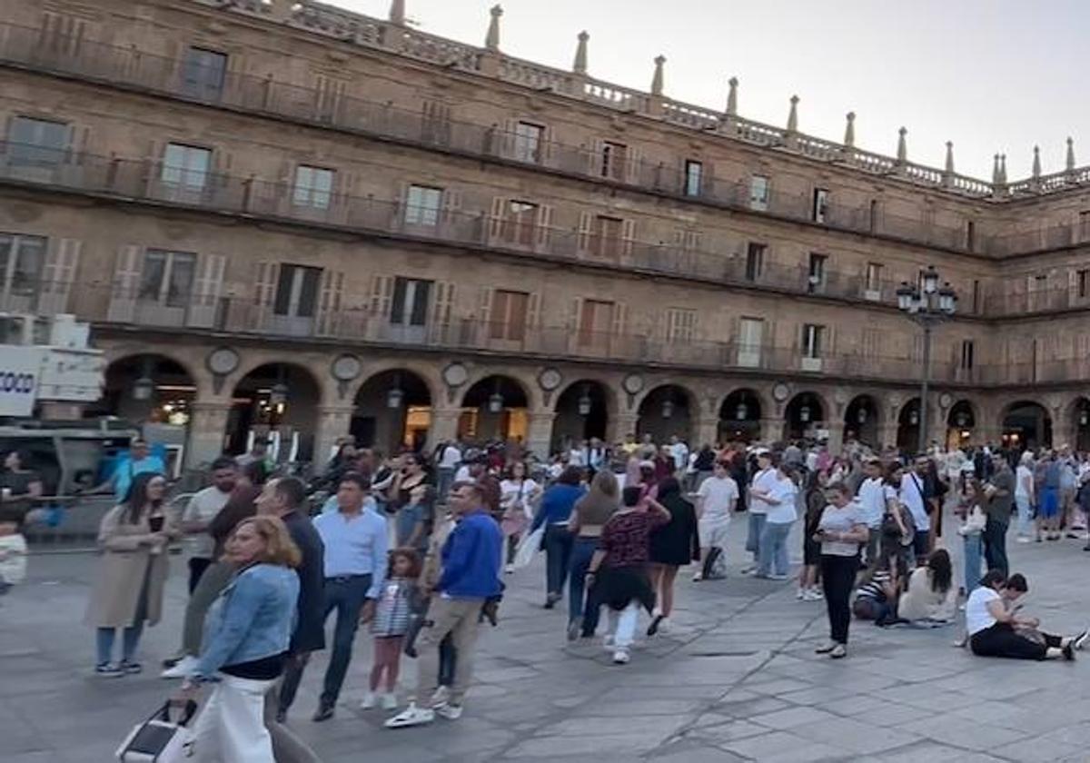 Gran ambiente en la Plaza Mayor para disfrutar del espectáculo de danza