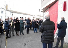 Autoridades locales y provinciales, familiares y vecinos, durante el descubrimiento de la placa en La Fuente de San Esteban.