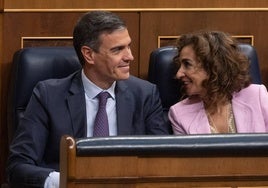 El presidente del Gobierno, Pedro Sánchez y la vicepresidenta primera y ministra de Hacienda, María Jesús Montero.