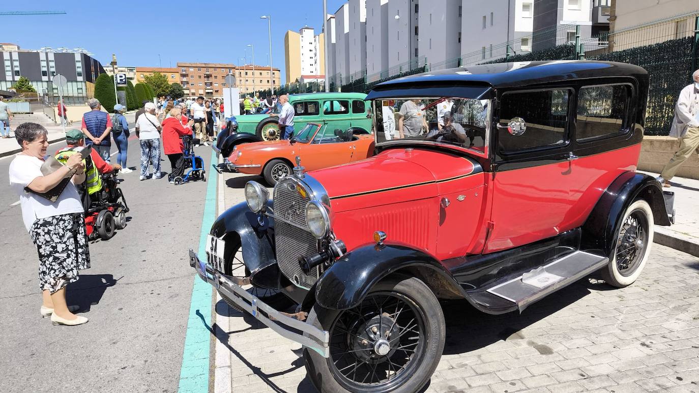 El rugido de los motores más clásicos resuena en Salamanca por una buena causa