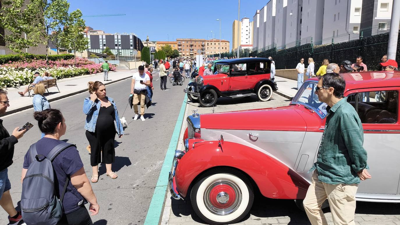 El rugido de los motores más clásicos resuena en Salamanca por una buena causa