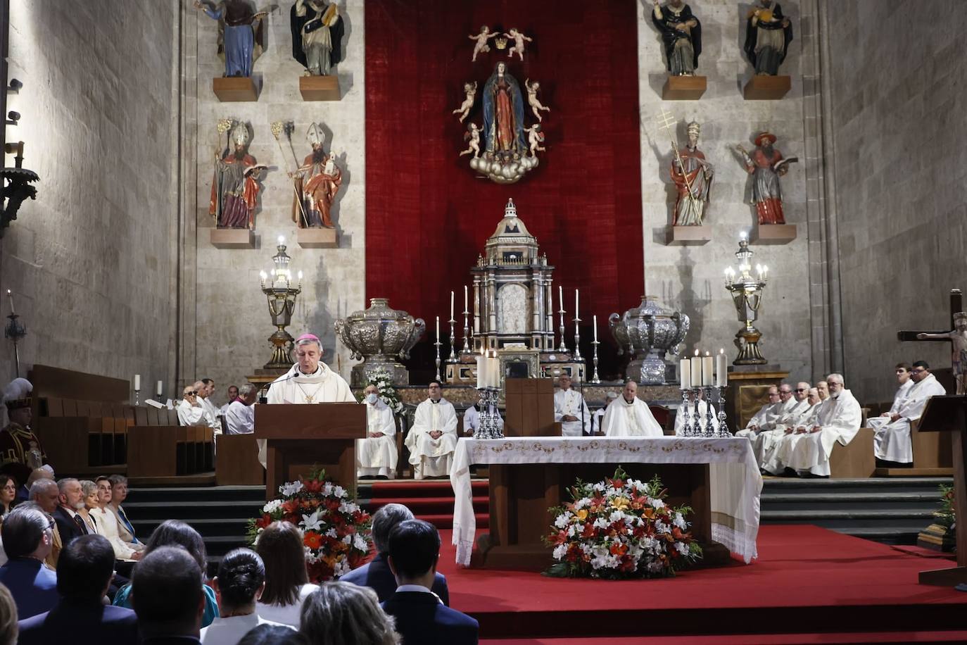 El obispo pide regenerar la vida pública para acabar con una sociedad rota y dividida por el día de San Juan de Sahagún