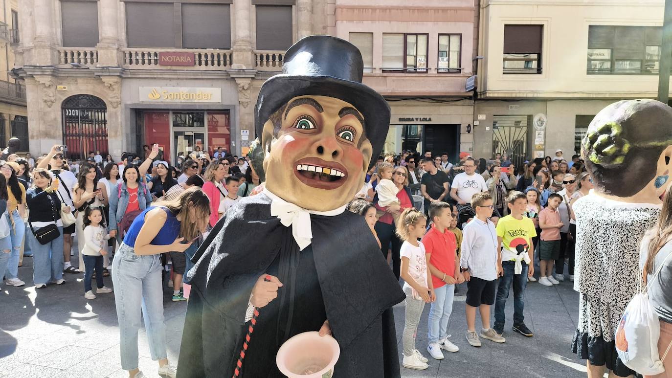 Imagen secundaria 2 - Los cabezudos &#039;inundan&#039; de alegría las calles de Salamanca en el día del patrón