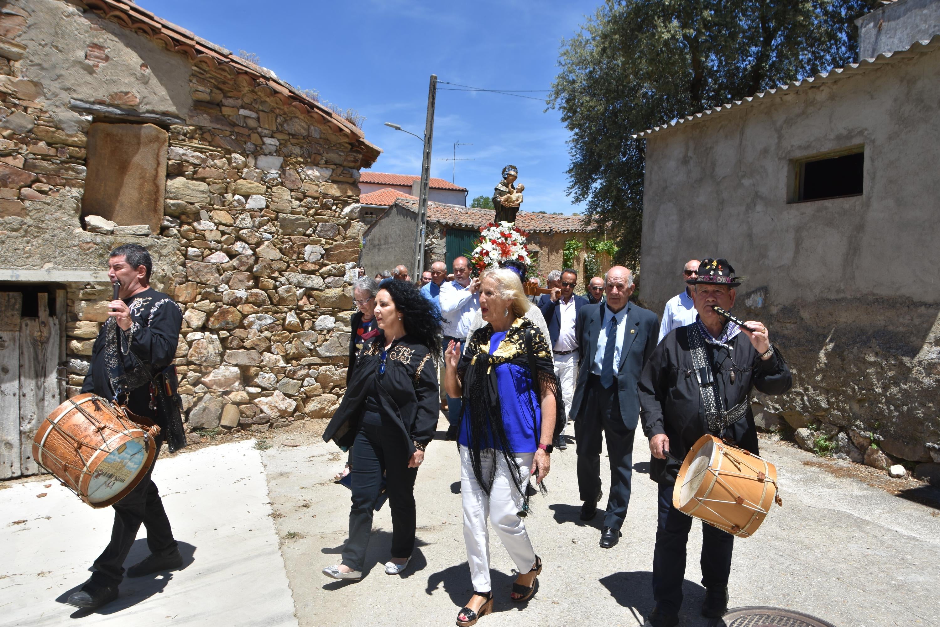 Cánticos y bailes para honrar a San Antonio en Beleña