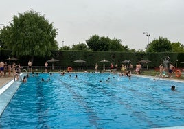 Usuarios en la piscina municipal de Carbajosa de la Sagrada.