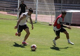 Caramelo y Félix pelean por un balón durante el partidillo.