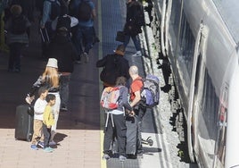 Viajeros llegando a la estación de Salamanca en un tren procedente de Madrid.