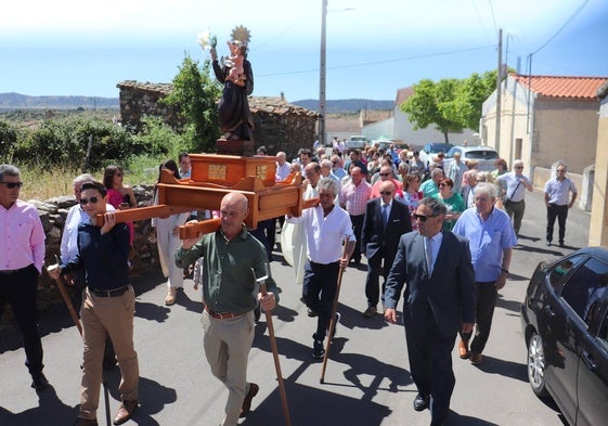 Los vecinos acompañaron a la imagen de San Antonio durante el recorrido de la procesión