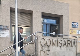 Imagen del alcalde de Béjar accediendo a la Comisaría de la Policía Nacional de Béjar, en la tarde de ayer.