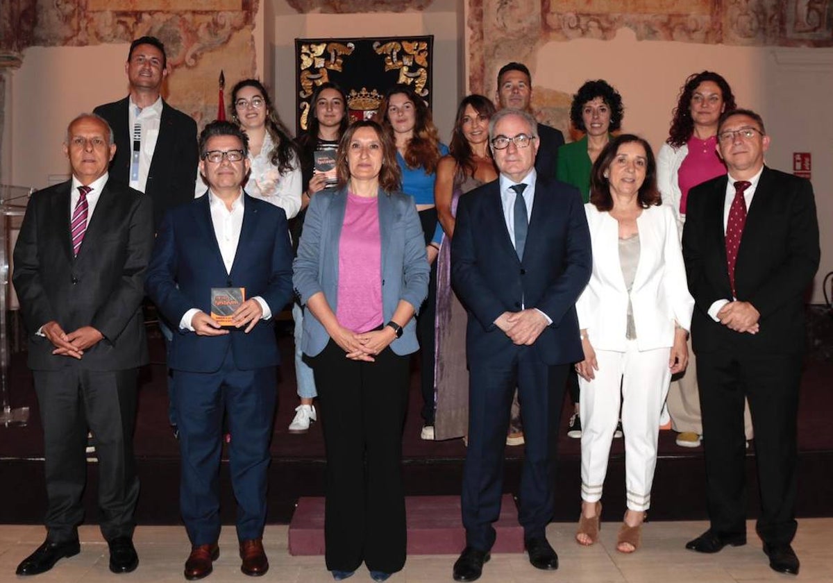 La consejera y los promotores de los premios junto a los galardonados.