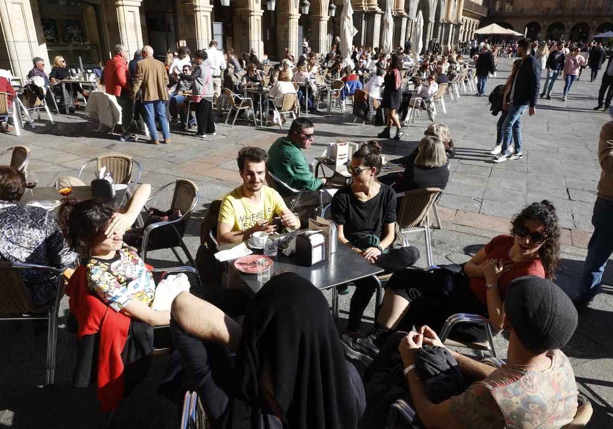 Salmantinos y turistas disfrutan del buen tiempo en Salamanca.