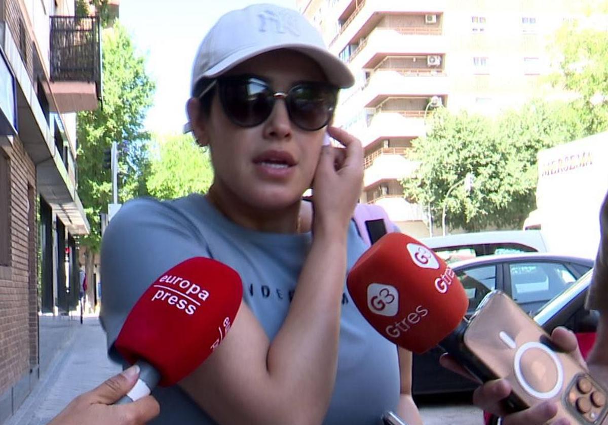 Gabriela Guillén, responde a las preguntas de los medios.