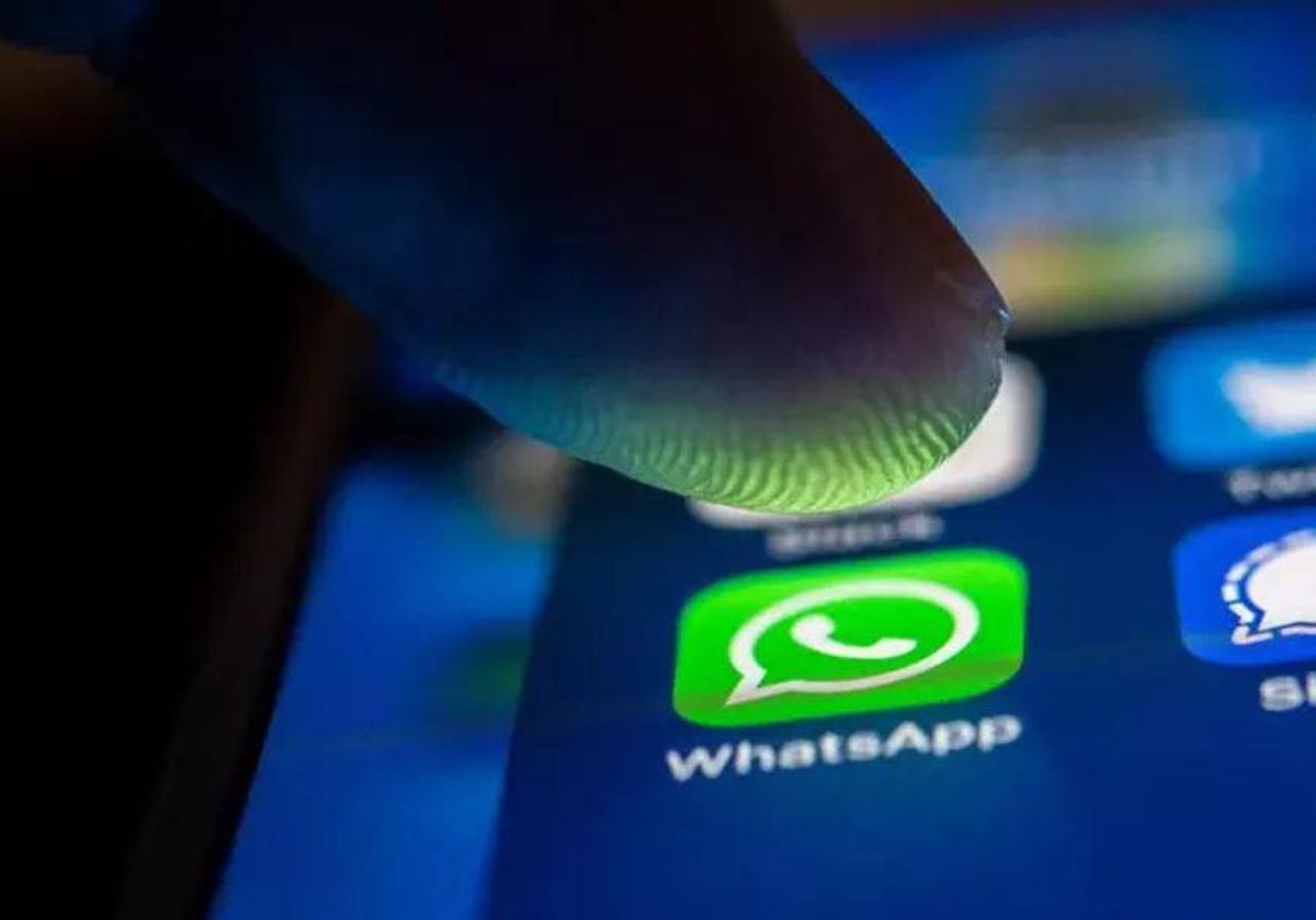 Una persona intenta acceder a la aplicación de 'WhatsApp'.