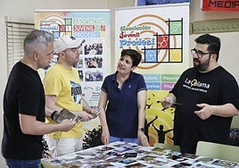 Rodrigo Hernández, Sergio Molero, Pasión Nieto y Miguel Ángel Sánchez, los monitores de diferentes etapas comentan fotos antiguas.