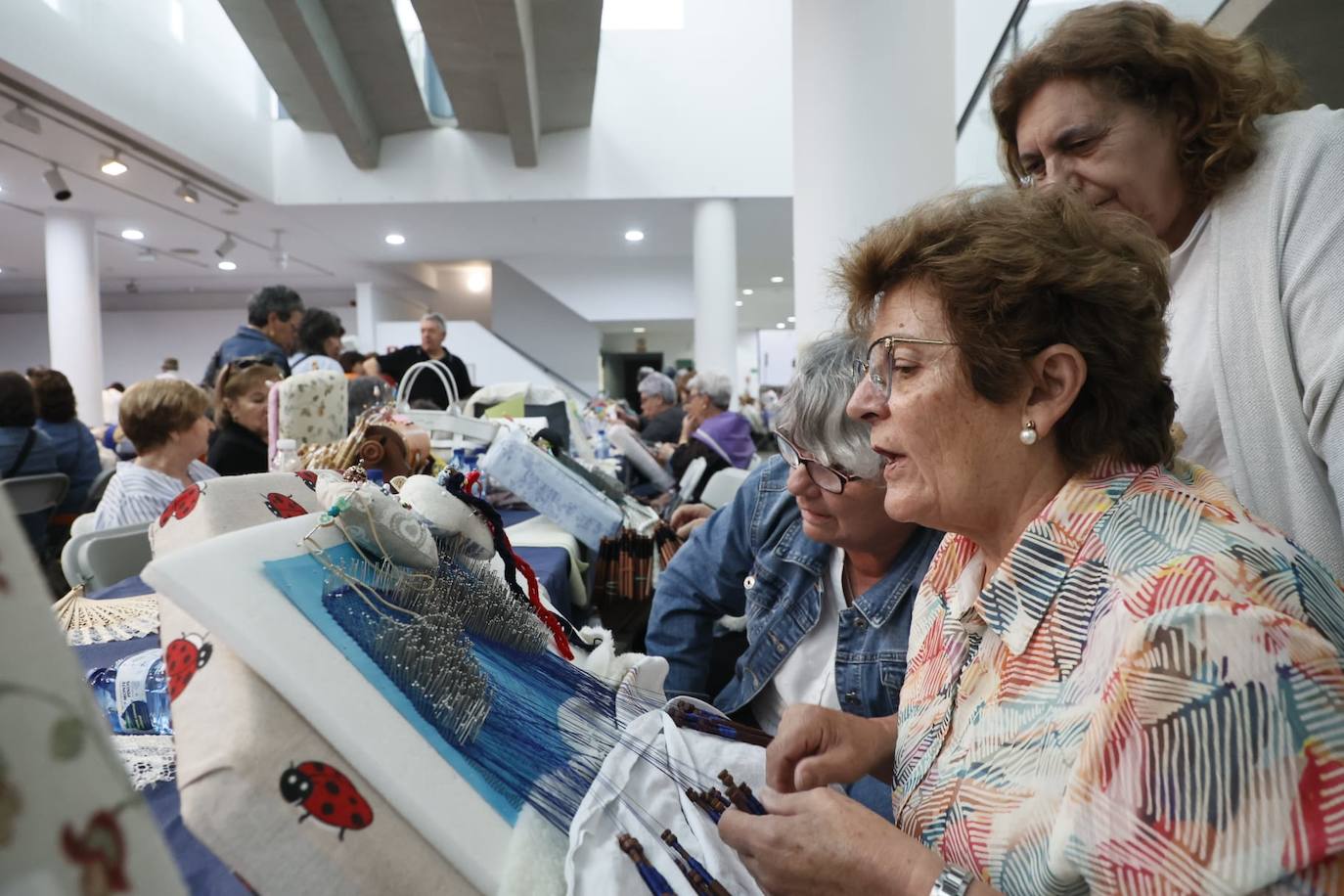 Un arte más allá de las puntillas: así ha sido el encuentro de bolillos por San Juan