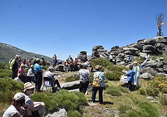 Image de montañeros y fieles en el Pico Alaiz durante la celebración de la misa de campaña