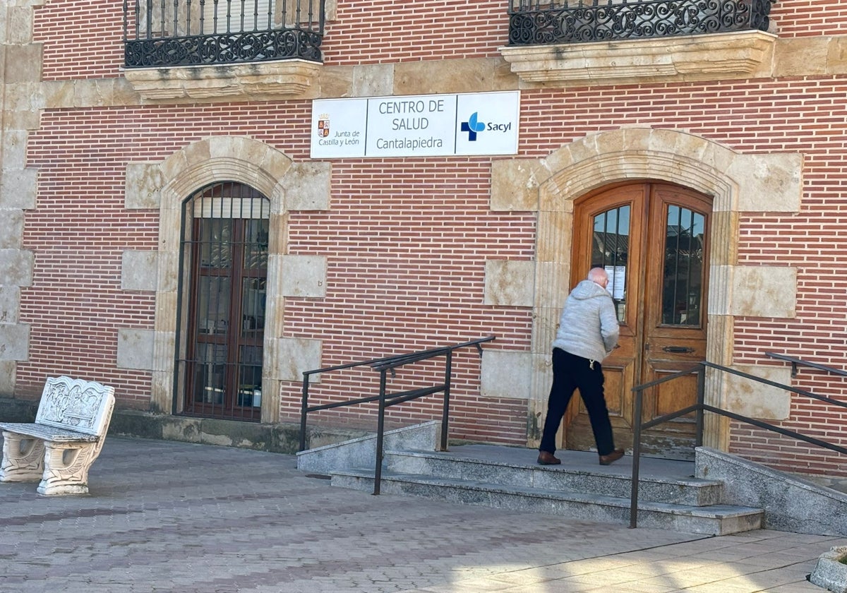 Un paciente accede a un centro de salud rural.