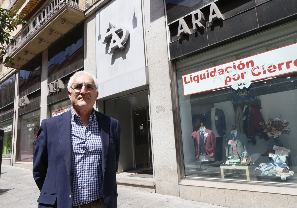 José Ángel Angoso a las puertas de Ara a mediodía de ayer.