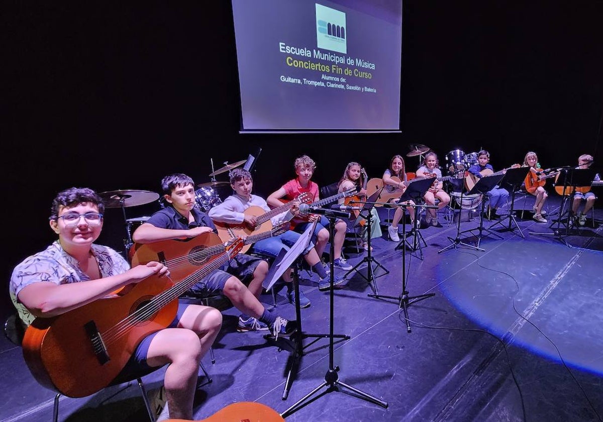 Alumnos de guitarra durante su actuación en el teatro del CDS.