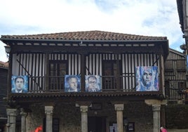 Retratos colocados en la Plaza Mayor de La Alberca