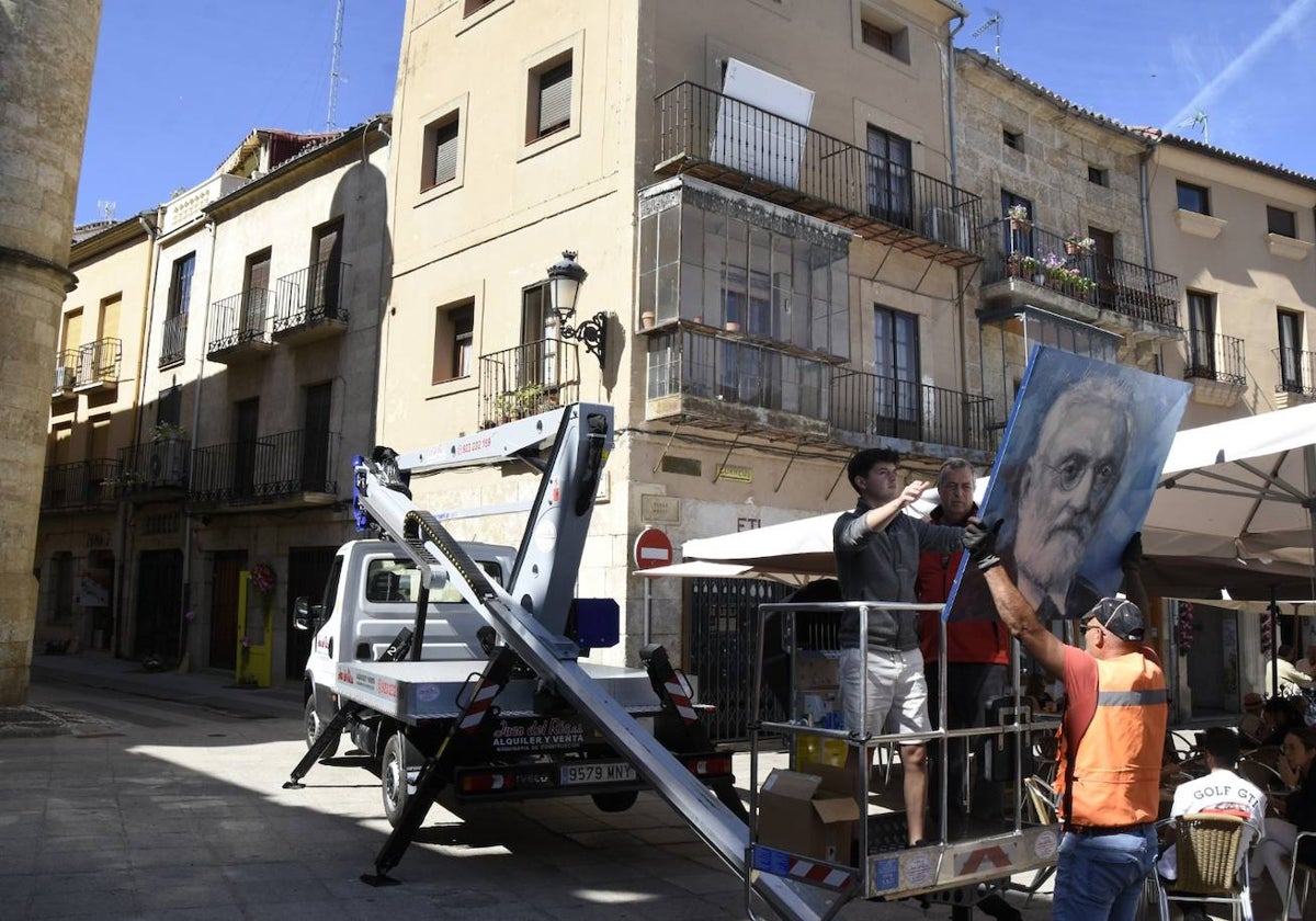 Las obras de Florencio Maíllo ya presiden la Plaza Mayor de Ciudad Rodrigo