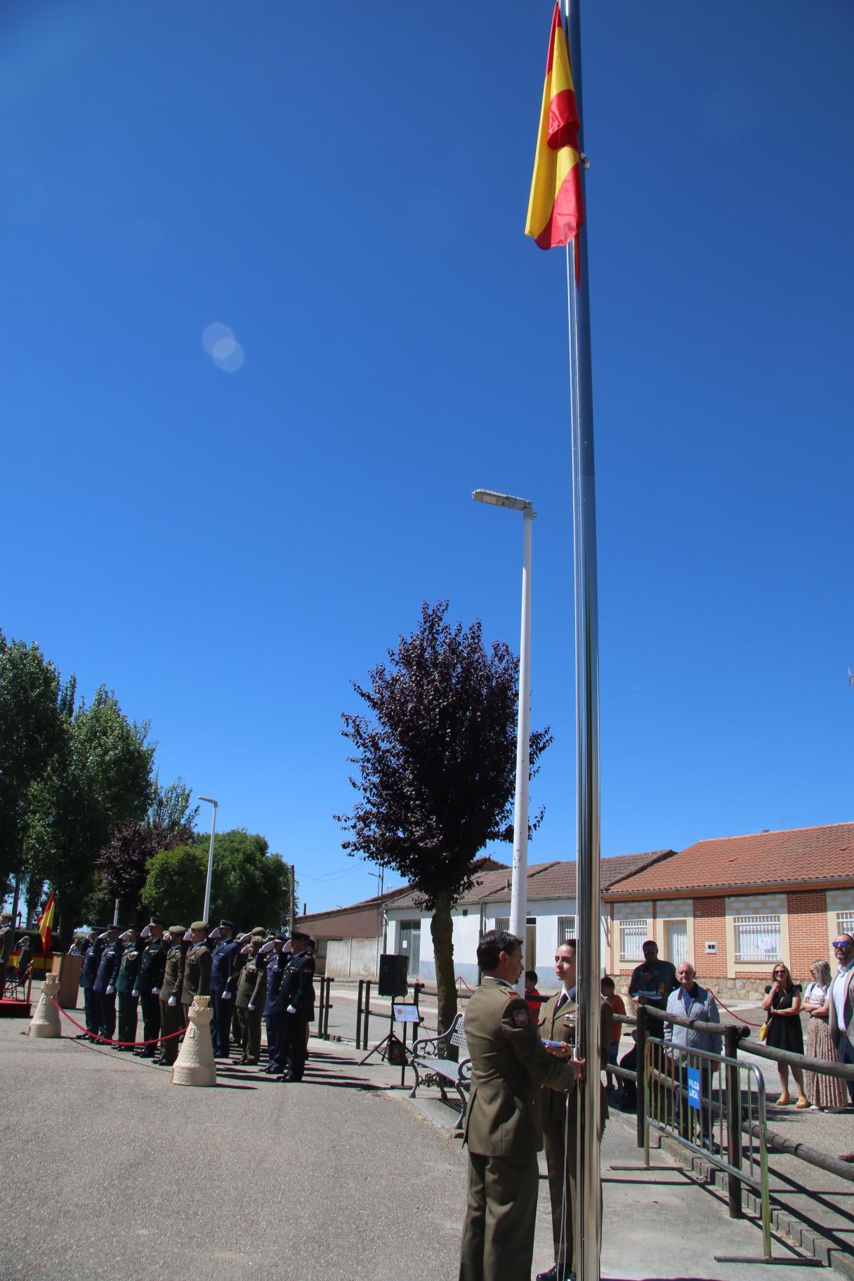 Todos al pie de la bandera en La Vellés