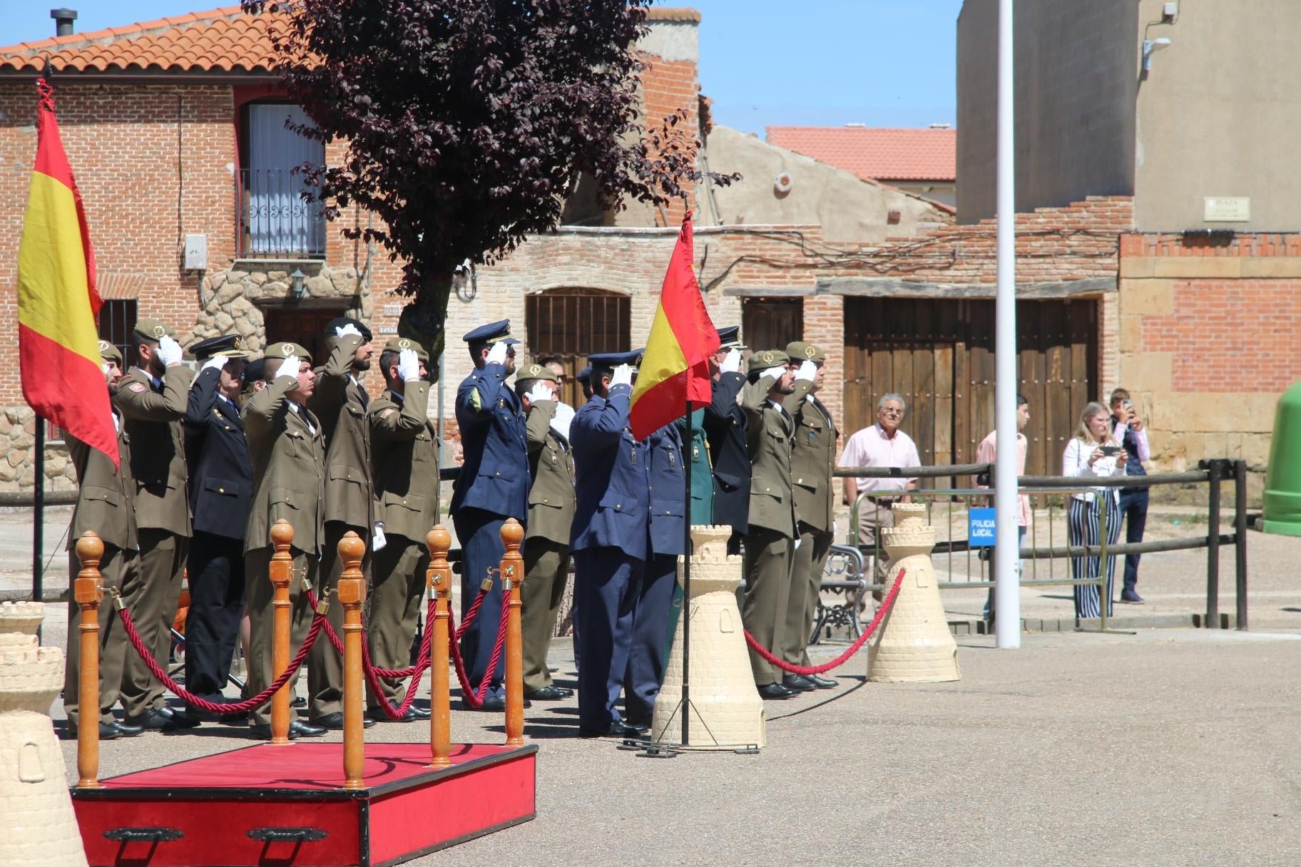 Todos al pie de la bandera en La Vellés