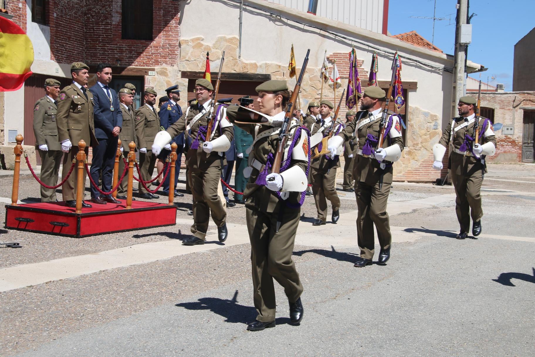 Todos al pie de la bandera en La Vellés