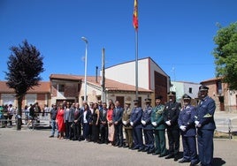 Autoridades civiles, militares y de las Fuerzas y Cuerpos de Seguridad del Estado, junto a la bandera