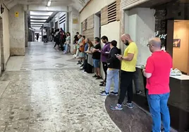 Los primeros aficionados en la cola, esperando la apertura de la Boutique.