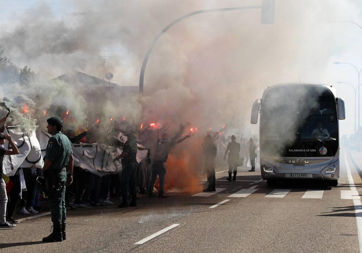 Una imagen de un recibimiento al autobús del Salamanca UDS.