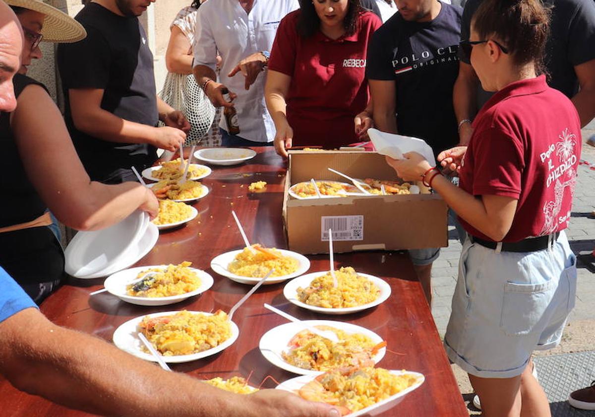 Un pueblo de Salamanca disfruta de una comida popular.