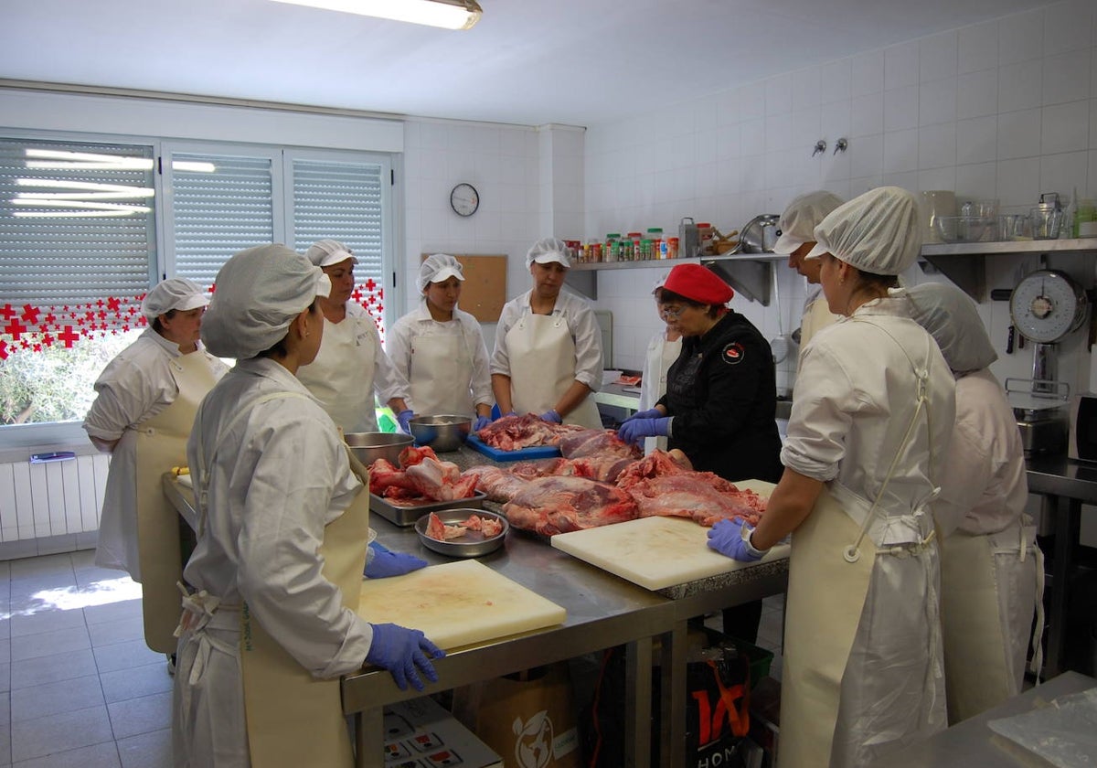 Alumnas del curso de operaciones auxiliares de carnicería y charcutería de Cruz Roja.