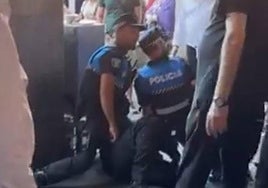 Los agentes de la Policía Local reducen al hombre en la Plaza Mayor.