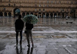 Una imagen de una tormenta en la Plaza Mayor de Salamanca.