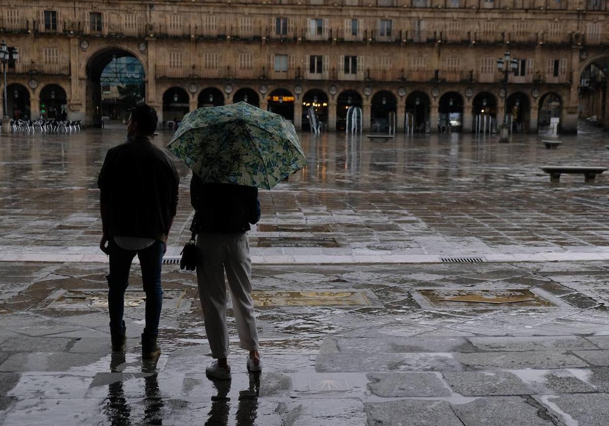 Una imagen de una tormenta en la Plaza Mayor de Salamanca.