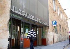 La puerta del Juzgado de Salamanca.