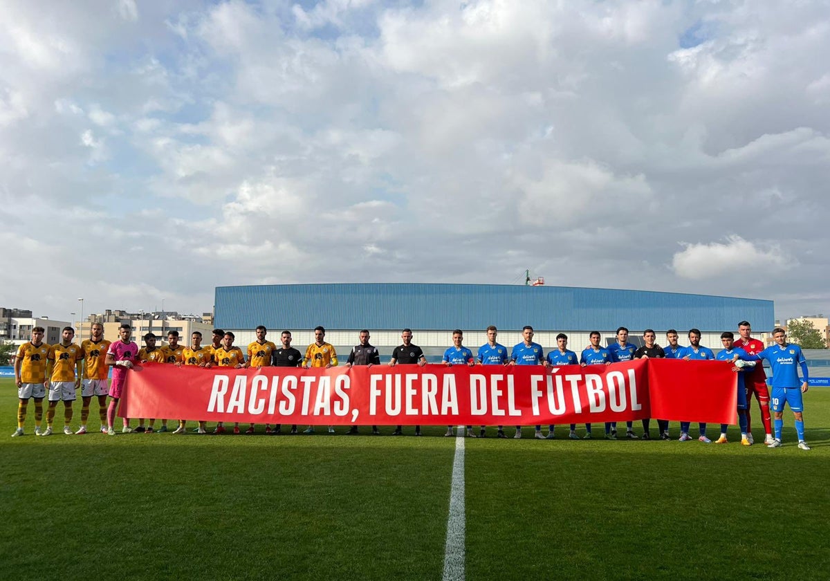 Pancarta contra el racismo mostrada en un partido de fútbol.